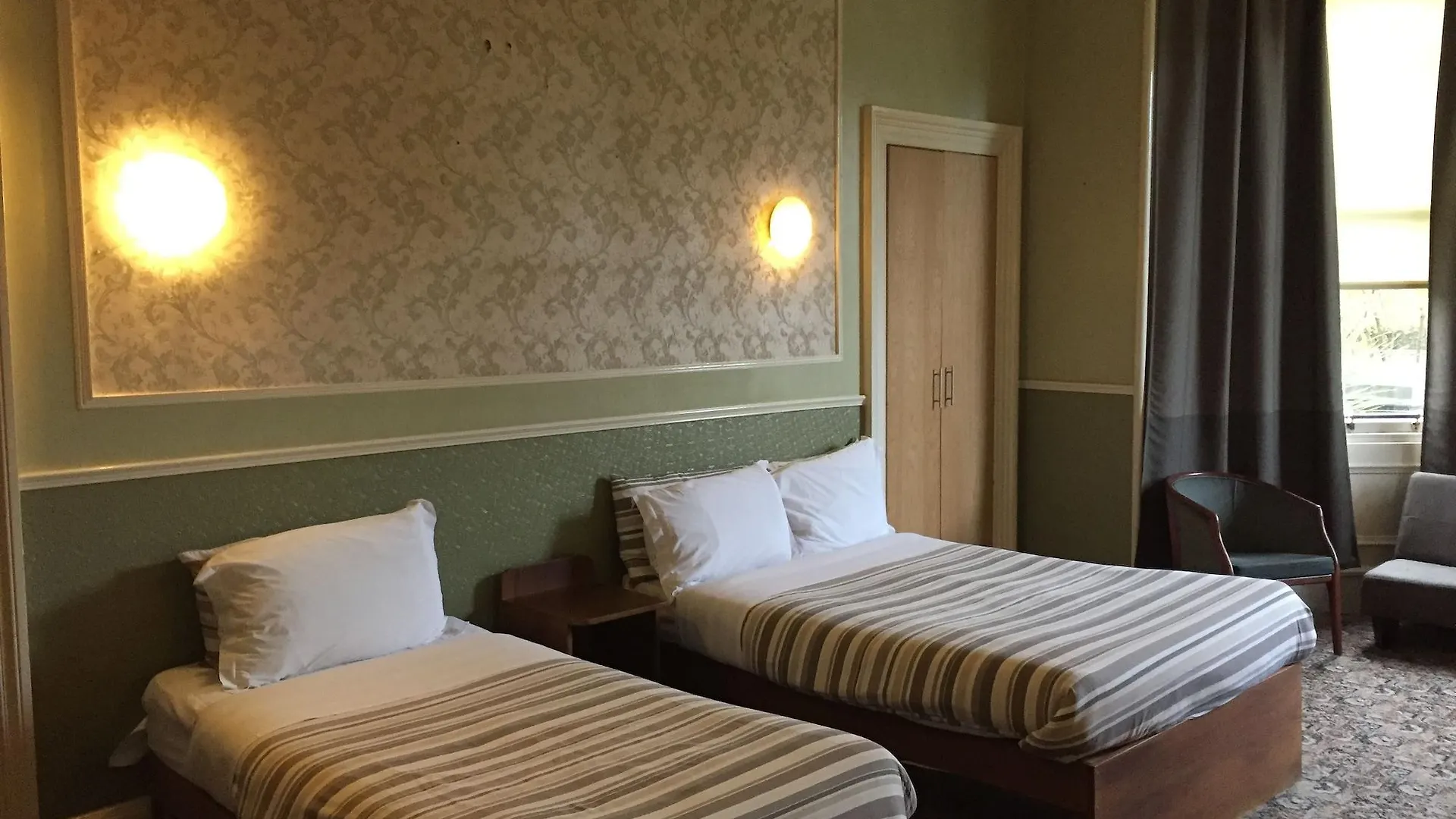 Edinburgh House Hotel 3*,