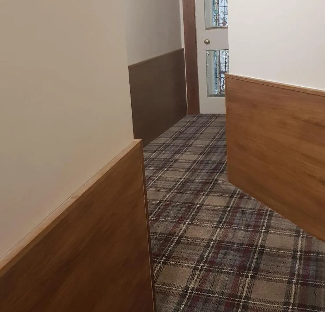 Edinburgh House Hotel 3*,