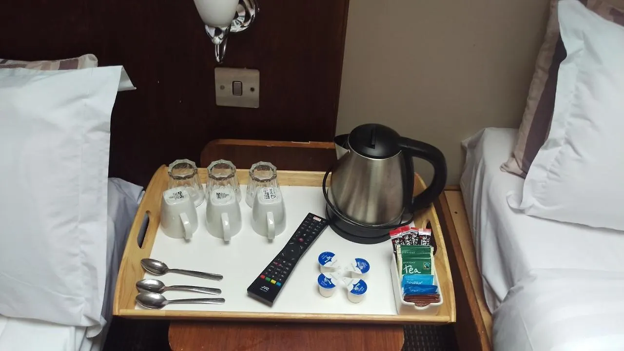 Edinburgh House Hotel 3*,