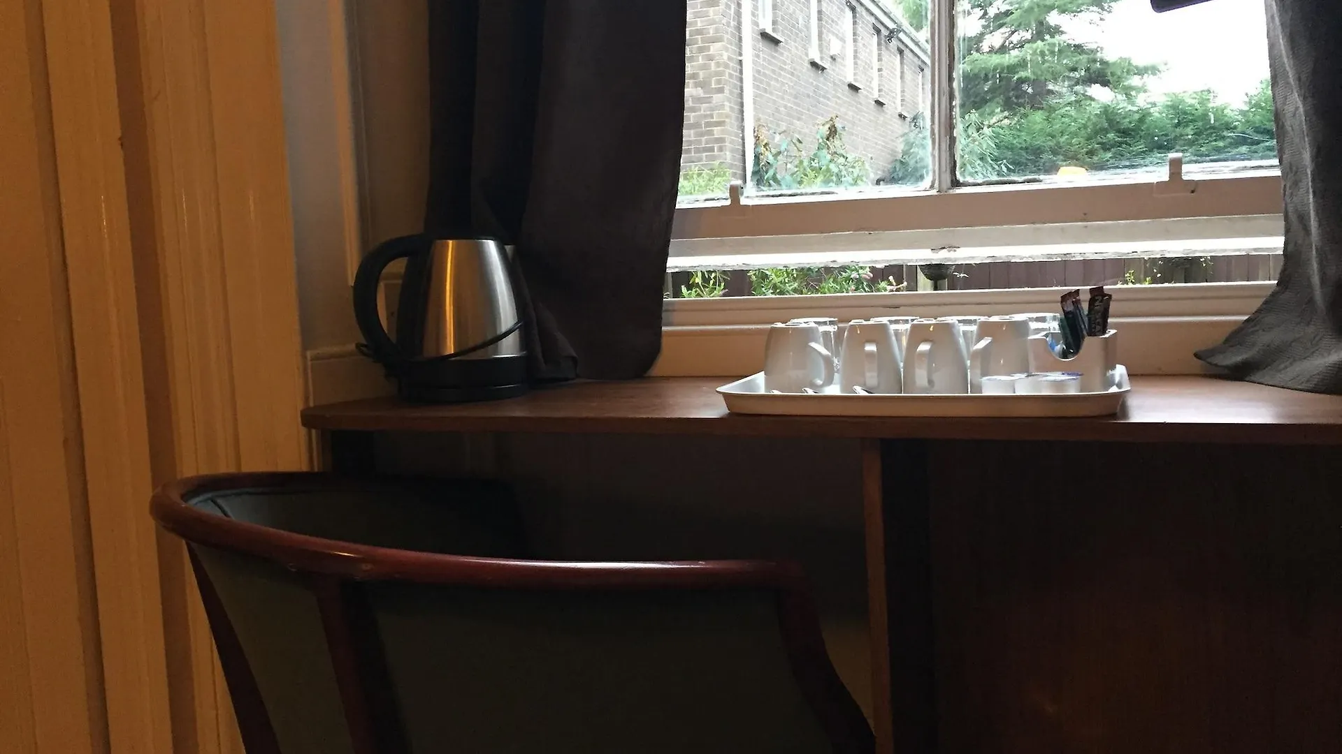 Edinburgh House Hotel 3*,