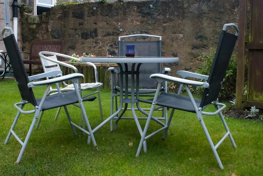 Edinburgh House Hotel 3*,